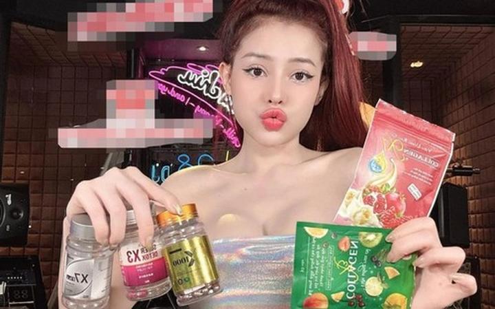 Blouse tay phồng với thiết kế đơn giản và nhẹ nhàng: Blouse tay phồng luôn mang lại