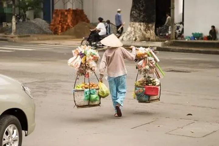 Blouse tay phồng quá đà: Tay phồng quá to dễ khiến tổng thể trông nặng nề, thay vào